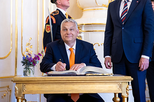 Zuřím, kamaráde. Vyřiď to i Slovákům, odepsal Trump fixou na Orbánovu stížnost