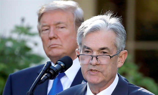 Podvolí se centrální banka Trumpovi? Šéf Powell naznačil snížení úrokových sazeb