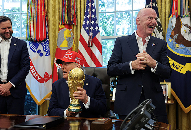 Trumpovo „zásadní“ prohlášení: hrozba starostce, MS ve fotbale a „ego“ kšiltovka
