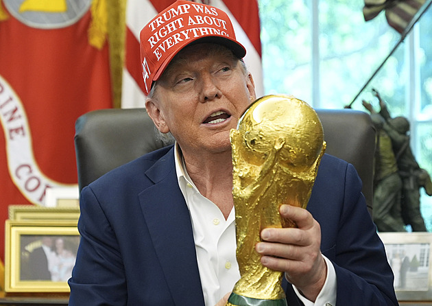 Jste vítěz, vy můžete. Trump osahal pohár pro MS ve fotbale a oznámil dějiště losu