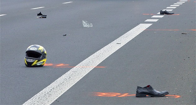 Motorkář se srazil hned s dvěma osobními auty. Kvůli vážným zraněním nepřežil