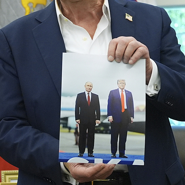 Trump váhá: sankce, nebo nicnedělání. Jsi světlem na konci tunelu, konejší ho Putin