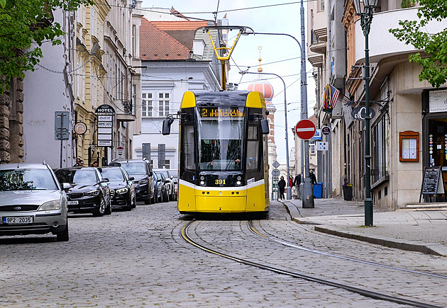 Třetí smrt pod tramvají. Žena upadla v Plzni při přebíhání, souprava ji přejela