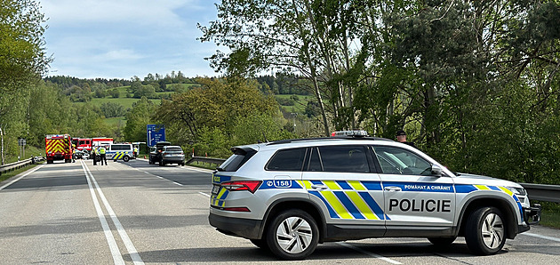 Na Nymbursku se srazily čtyři vozy, jeden člověk zemřel, několik lidí se zranilo