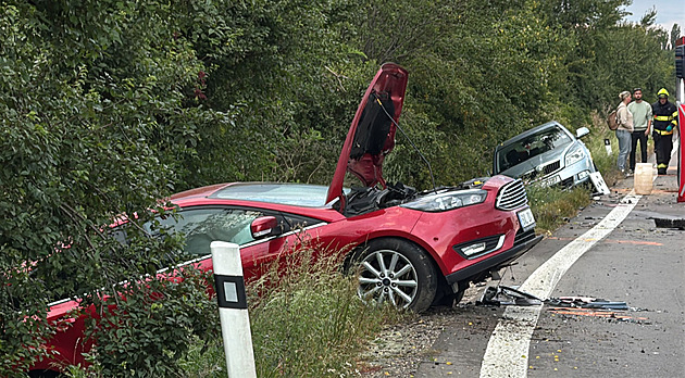 Na Nymbursku se srazily čtyři vozy a dodávka, jeden řidič zemřel, šest zraněných
