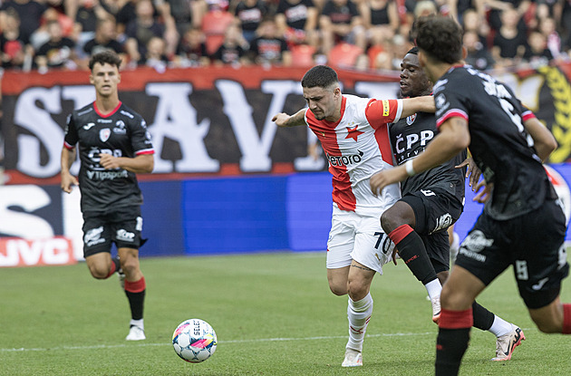 ONLINE: Slavia - Pardubice 0:0, hrají Sadílek i Chytil, Zafeiris opět na lavičce