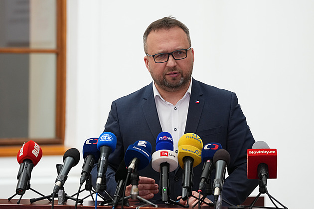 Minimální mzda příští rok vzroste o 1 600 na 22 400 korun, řekl Jurečka