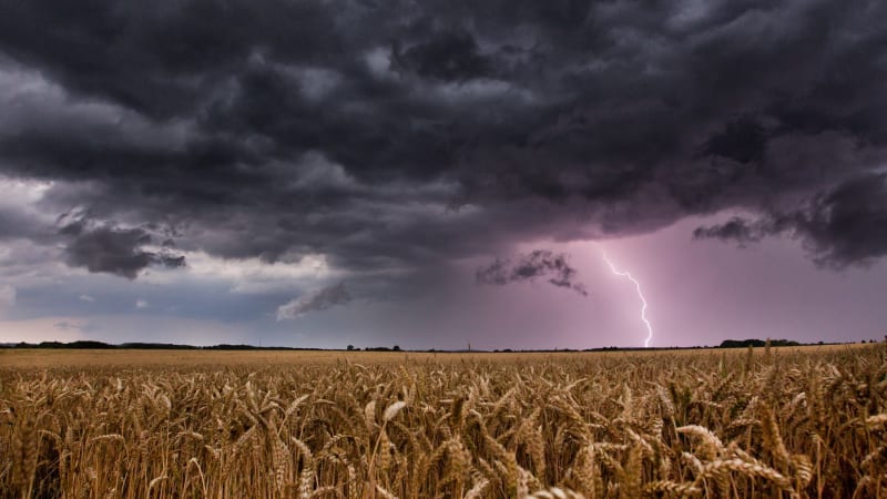 Českem se ženou bouřky. Hrozí kroupy a nárazy větru, varují meteorologové