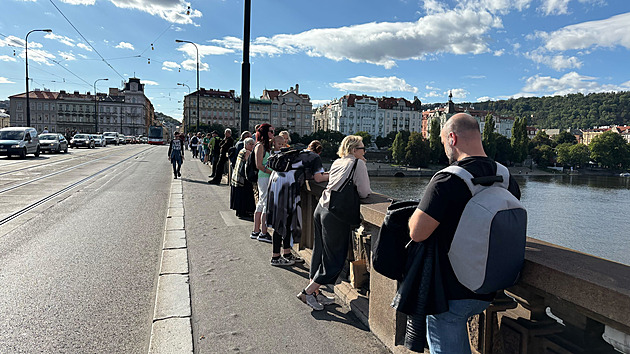 Mosty v centru Prahy jsou obsypané lidmi. Unikátní přelet stíhaček se blíží