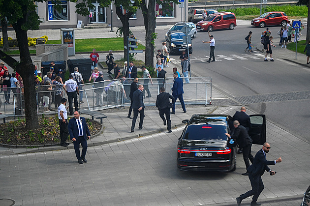 Krvácejícího břicha si všiml až v autě. Člen Ficovy ochranky u soudu popsal atentát