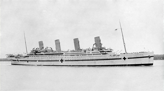 Zatímco Titanic nenávratně mizí, jeho sesterská loď vydává poklady