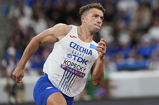 Stráský s Kopeckým jsou za první desítkou, favorité z Jamajky a USA vypadli ze štafet