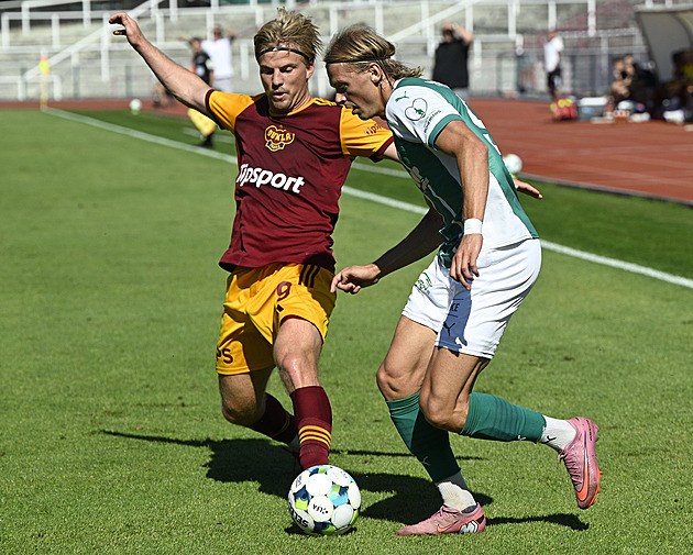 Dukla - Bohemians 0:2, triumf v malém derby řídil Čermák, domácí viděli červenou