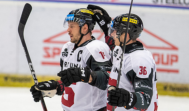 ONLINE: Kometa ztrácí v Hradci, Třinec vede s lídrem. Varům vystřelil výhru Tomek