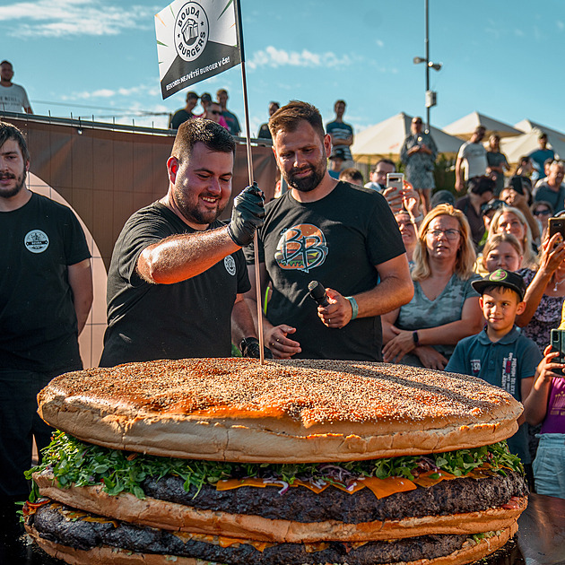 V Budějovicích vyrobili největší český burger. Oproti světovému rekordu prcek