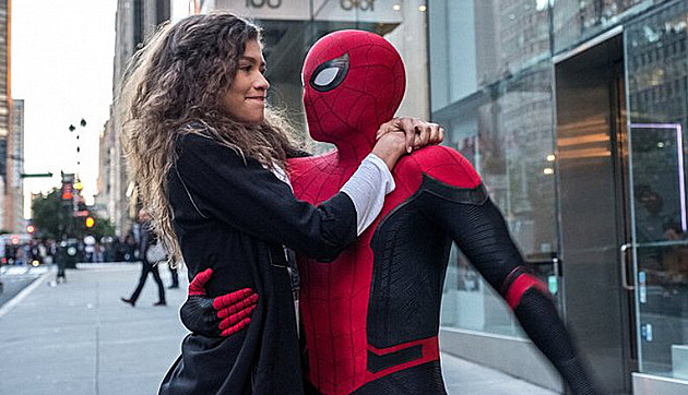 Herec Tom Holland utrpěl otřes mozku po pádu při natáčení Spider-Mana