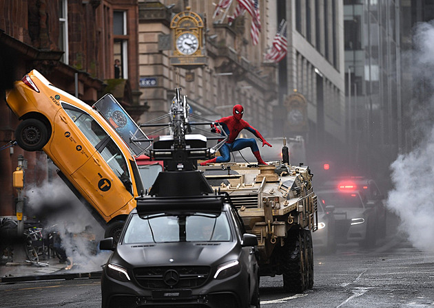 Herec Tom Holland utrpěl otřes mozku po pádu při natáčení Spider-Mana