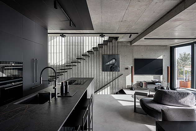 Senzační třípodlažní loft v Praze. Vládne mu hrubý beton a nádherné schodiště