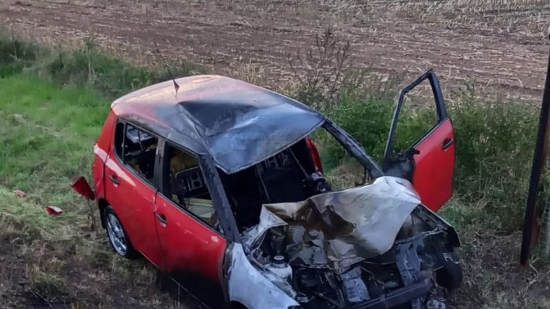 Smrtelná srážka na Královéhradecku: Motorkář zemřel, auto hořelo. Řidička je těžce zraněná