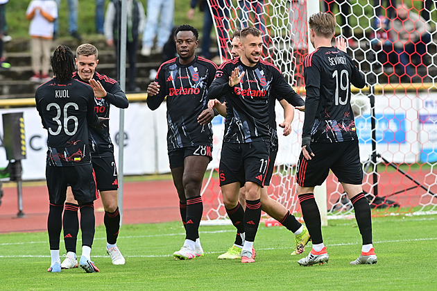 ONLINE: Sparta v poháru proti Varům dává čtvrtý gól, obhájce Olomouc se trápí