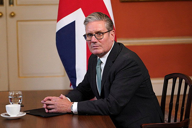 Velká Británie po dohodě s Francií přijala na své území první migranty