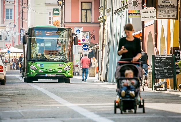 Sloupky, zeleň a čistota. Pěší zónu v centru Budějovic chtějí zkrášlit
