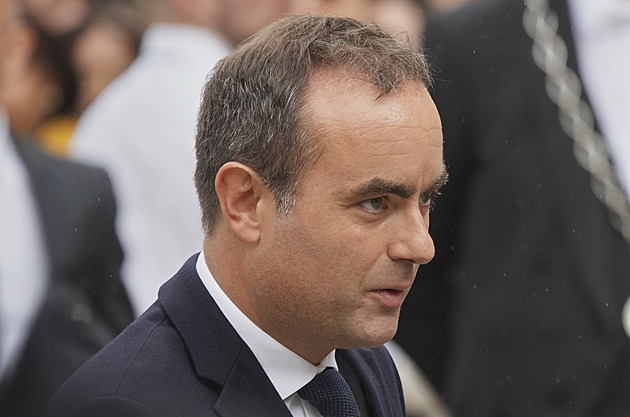 Nová vláda ve Francii nic nemění. Ustoupit se škrty nechce, opozice to kritizuje