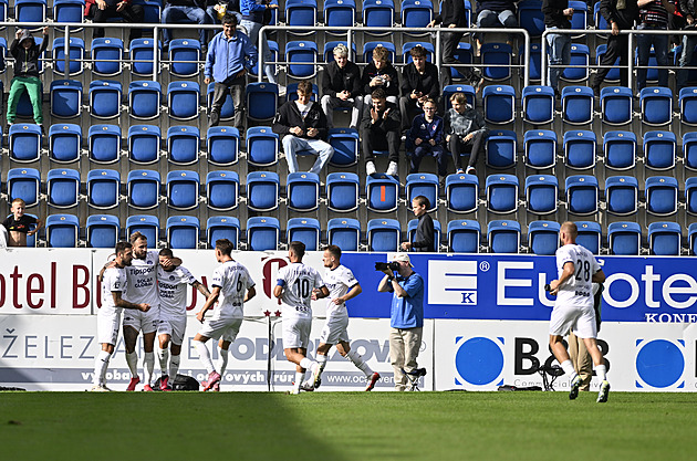 ONLINE: Slovácko - Karviná 1:1, hosté v deseti, Bužek prošlápl kotník Havlíkovi