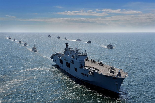 NATO zvyšuje ostražitost, kvůli ruským dronům pošle na Baltské moře fregatu