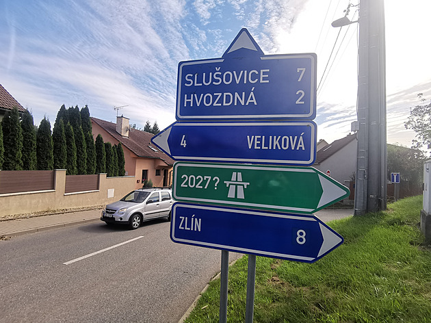 Vtip nebo recese? Upravené značky posílají řidiče na chybějící dálnici D49