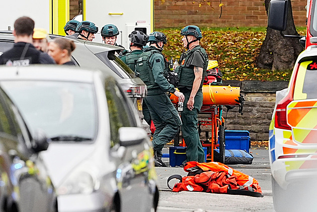 V Manchesteru najel útočník do lidí před synagogou, policisté ho postřelili