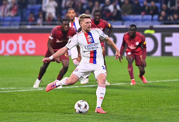 Karabec dvakrát asistoval při výhře Lyonu, Šulc nedal penaltu. Horníček opět s nulou