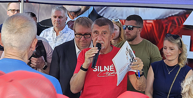 Volební last minute. Lídr hnutí ANO Babiš v centru Ostravy rozdává koblihy