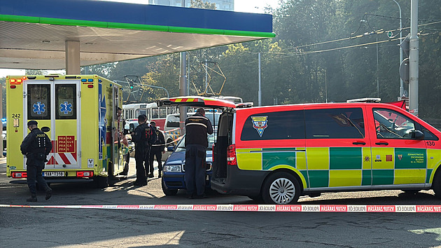 Sebevrah u benzinky. Zamkl se v autě a řezal se na krku