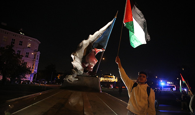 Propalestinští demonstranti zablokovali dopravu v Praze. Sedli si na koleje