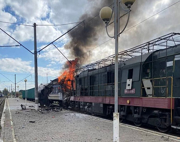 Rusové na Ukrajině zasáhli dva osobní vlaky, úřady hlásí desítky zraněných