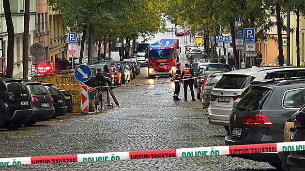Muž na Žižkově hrozí skokem ze střechy, policie s ním vyjednává