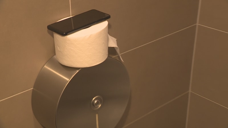 Prahu sužuje žloutenka typu A: Podle expertů mytí rukou nestačí, viry se drží i na mobilech