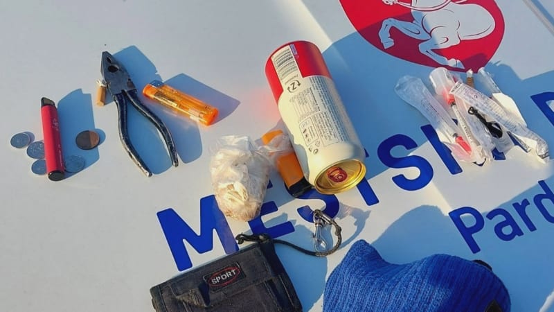 Učitelku s dětmi v Pardubicích ohrožoval agresivní opilec. Na pomoc jim přispěchal popelář