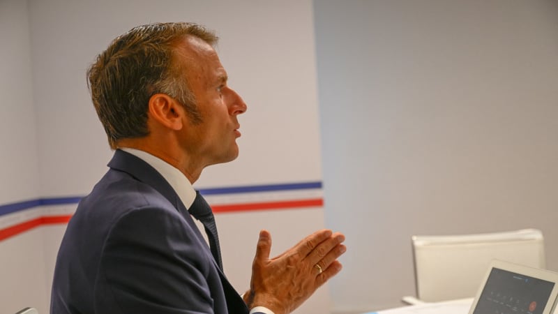 Macron oznámil, že do 48 hodin jmenuje premiéra Francie. Ten poslední vydržel pouhý měsíc