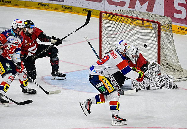 ONLINE: Třinec zdolal Vary, Pardubice otáčejí na Spartě, vedou i Budějovice