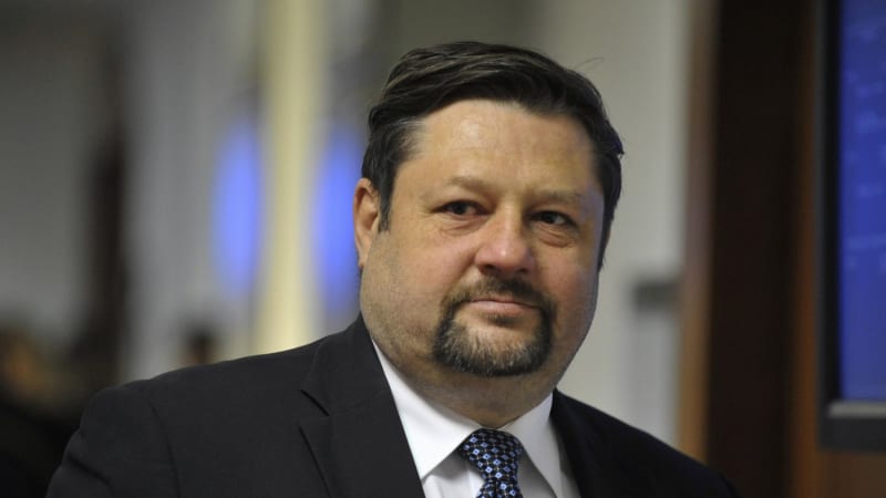 Uprchlý politik Petr Wolf je po 13 letech zpět v Česku. Eskorta ho dopravila z Jižní Ameriky