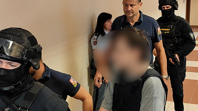 Mladistvého hocha soudí za vraždy prodavaček. Přivedla ho ozbrojená eskorta