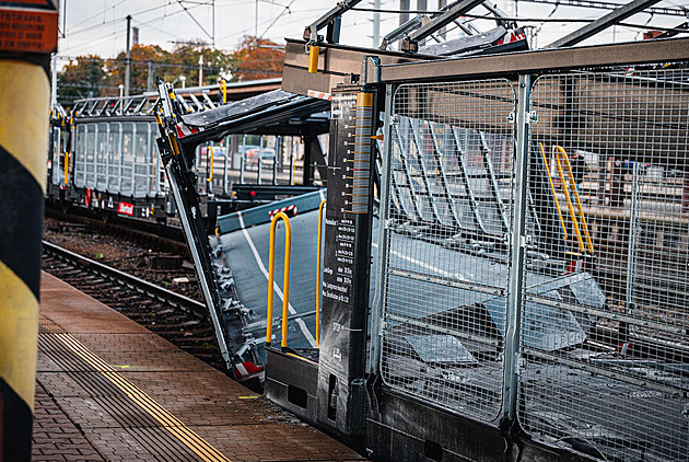 V Kolíně vykolejil nákladní vlak převážející auta, škoda je 42 milionů