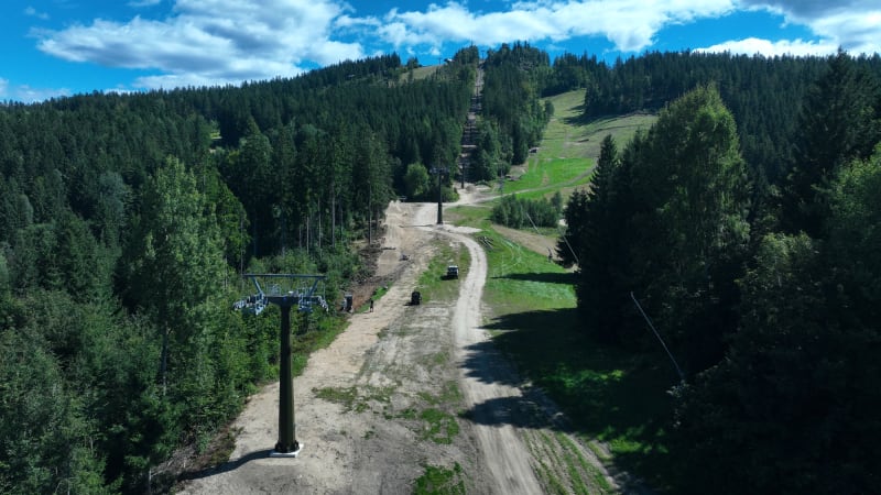 Tanvaldský Špičák se připravuje na sezonu s novou lanovkou i půjčovnou