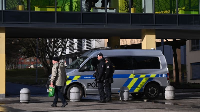 Střelba u školy na Jablonecku: Na místě jsou dva mrtví, pachatel byl zadržen