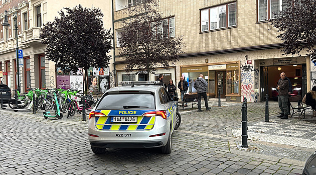 Pobodaná žena v pražském bytě. Policie po podezřelém pátrala několik hodin