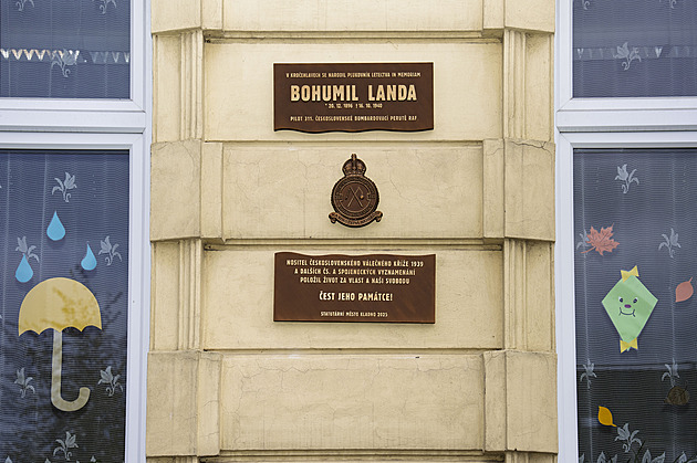 Kladno odhalilo pamětní desku pilotovi, který bojově létal v obou válkách