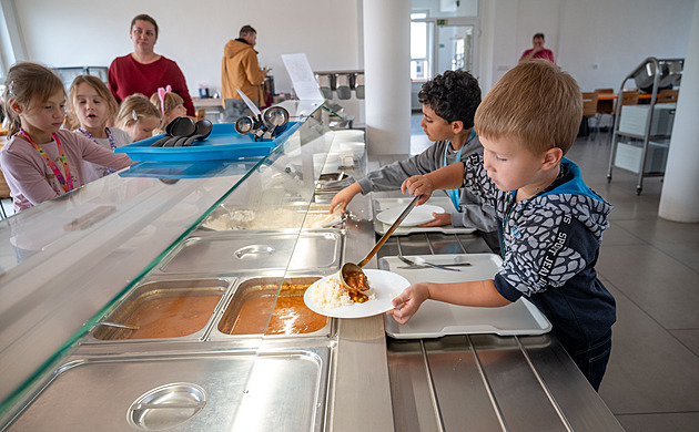 Školáci si oběd nabírají sami, vracejí méně jídla. Často jsou šikovnější ti malí
