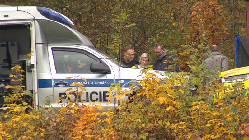 Střelba ve Smržovce: Policie hlásila, že nebezpečí nehrozí a pobíhala po okolí se zbraněmi